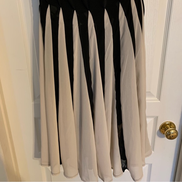 Jade & Juliet keyhole back flare dress - Picture 3 of 12